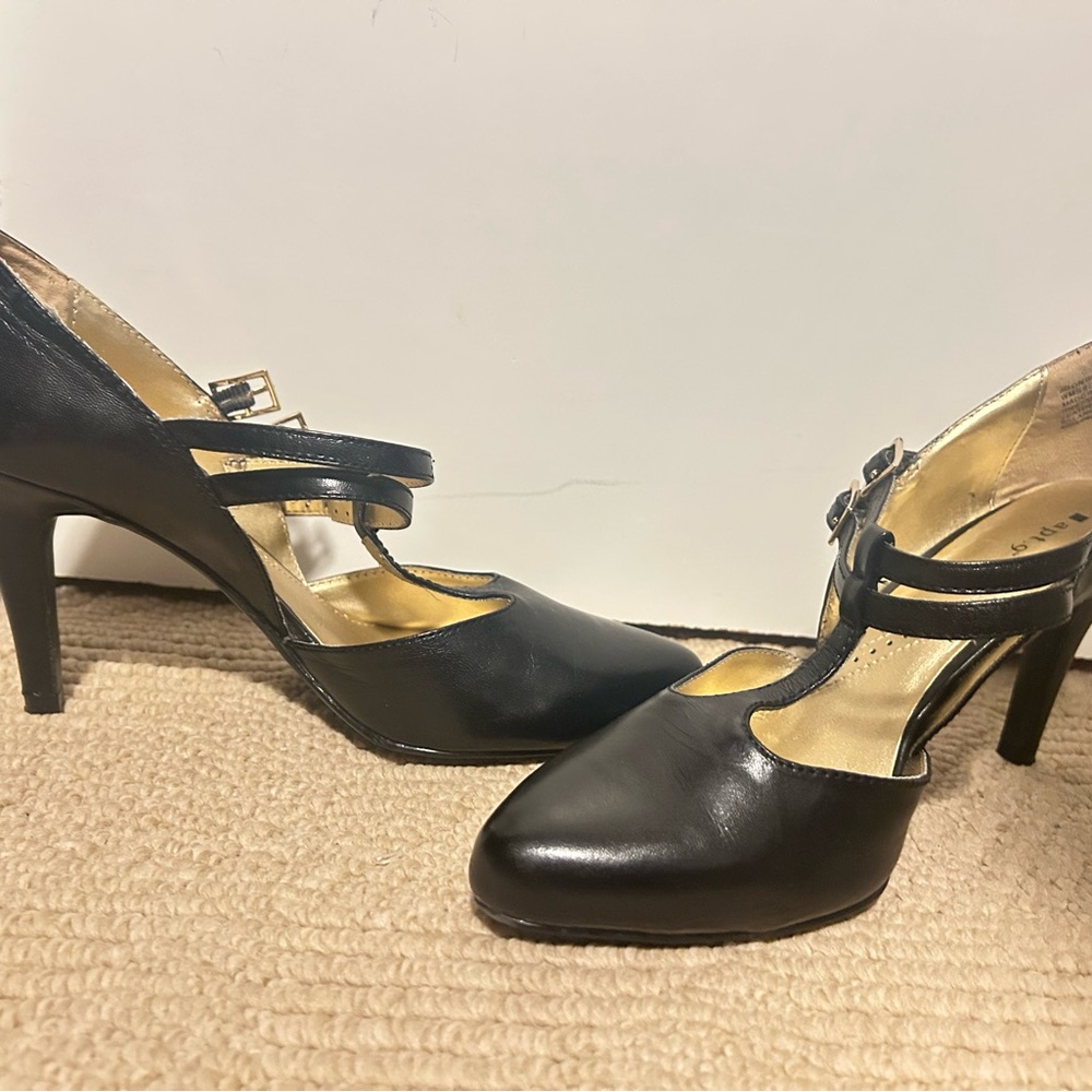 Cute black pumps with vintage look